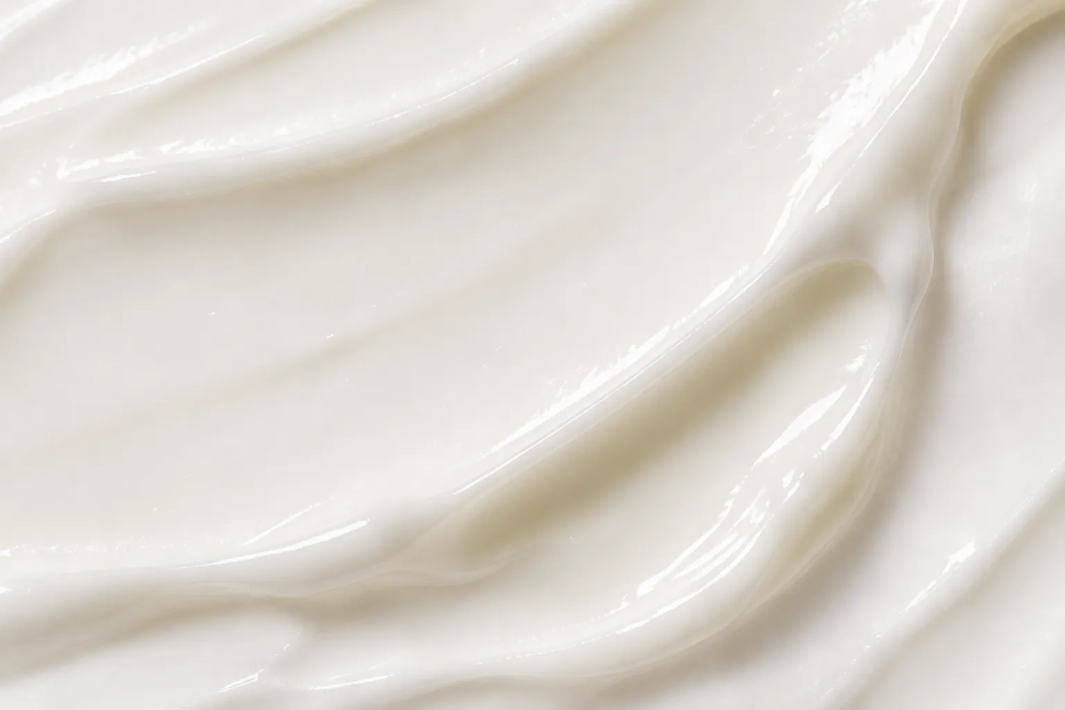 La consistenza di una crema bianca vista da vicino.